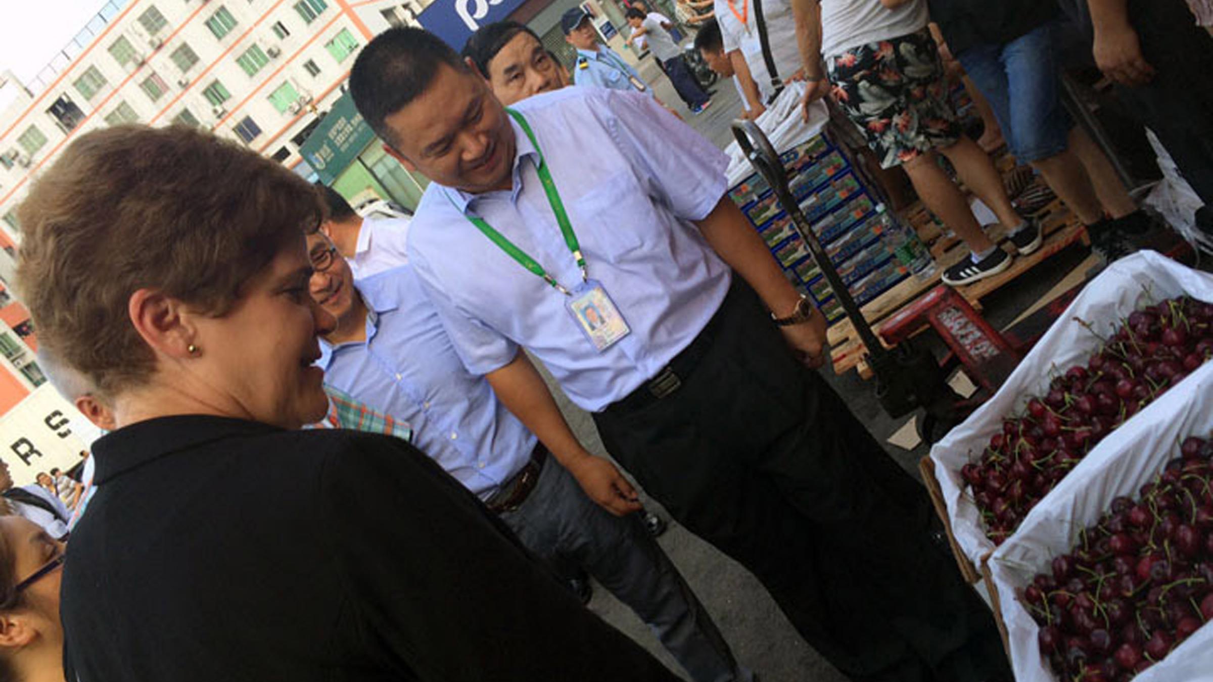 Deputy Secretary Harden examines Pacific Northwest cherries on sale at the Jiangnan Fruit and Vegetable Wholesale Market in Guangzhou Deputy Secretary Harden examines Pacific Northwest cherries on sale at the Jiangnan Fruit and Vegetable Wholesale Market in Guangzhou