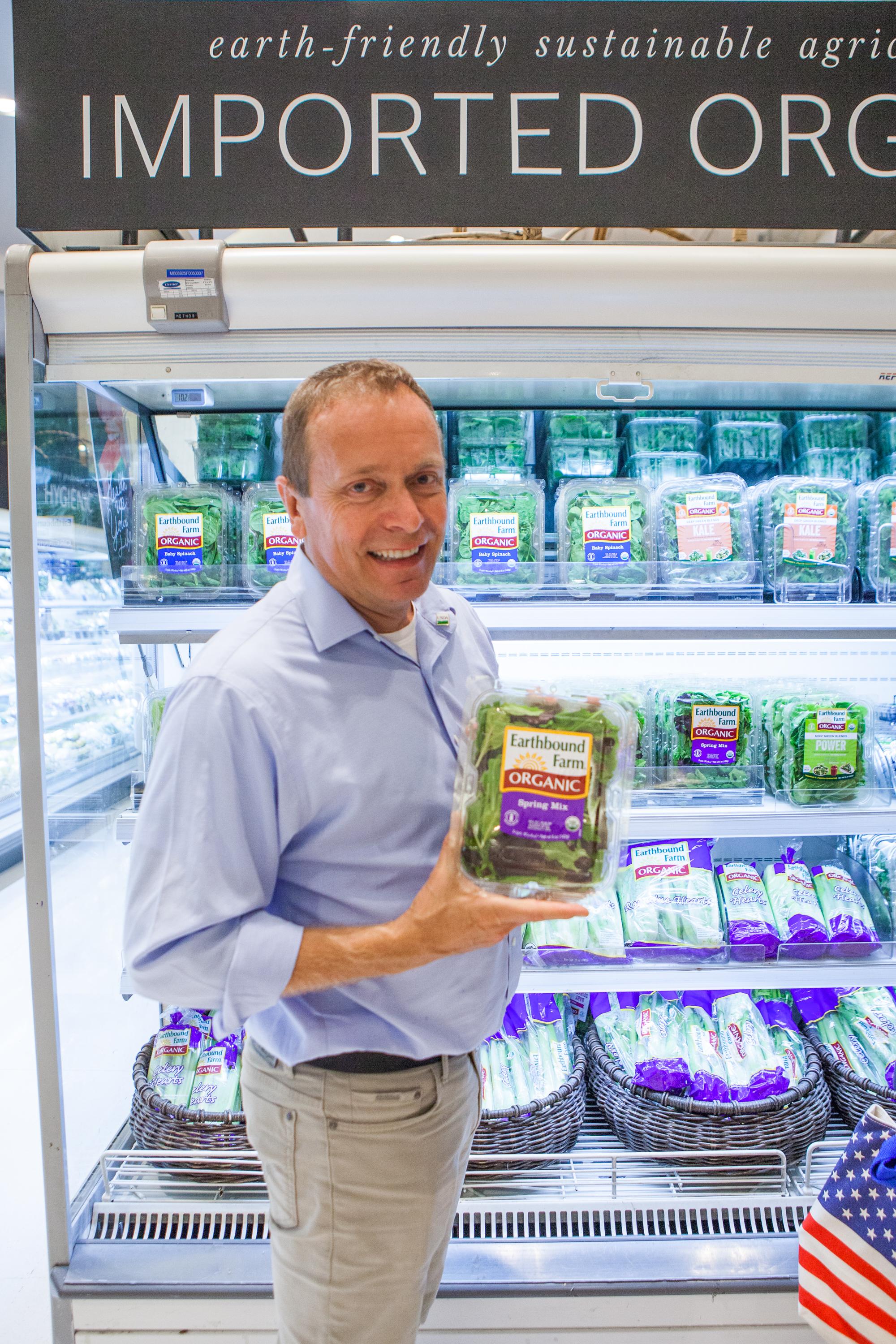 FAS Administrator Phil Karsting shows one example of U.S. organic produce from Earthbound Farms, now available at the Gourmet Market at Siam Paragon shopping complex in Bangkok. Photo credit: U.S. Embassy Bangkok, Thailand FAS Administrator Phil Karsting shows one example of U.S. organic produce from Earthbound Farms, now available at the Gourmet Market at Siam Paragon shopping complex in Bangkok. Photo credit: U.S. Embassy Bangkok, Thailand