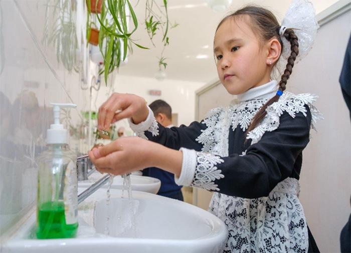 A girl from Strelnikova School washing her hands before lunch. Arashan village, Kyrgyzstan. Photo credit: Mercy Corps staff.